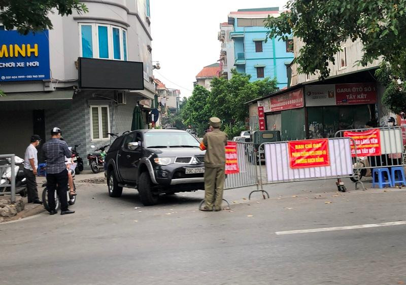 Tất cả xe qua chốt trực Tây Kết - Vân Đồn (quận Hai Bà Trưng) đều bị chặn lại để kiểm tra theo chỉ đạo mới của thành phố Hà Nội. Ảnh: Anh Trọng