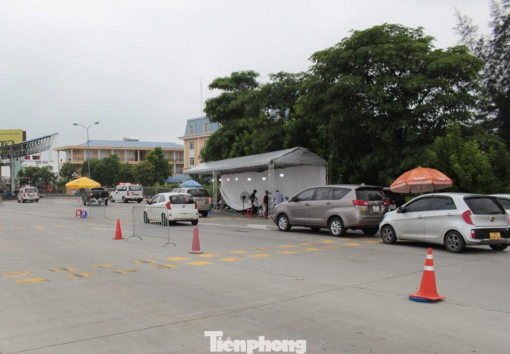 Nhìn cảnh tượng xe cá nhân nối đuôi nhau chờ qua chốt tại trạm thu phí BOT Pháp Vân - Cầu Giẽ thế này không ai nghĩ Hà Nội đang thực hiện giãn cách chống dịch. Nhìn cảnh tượng xe cá nhân nối đuôi nhau chờ qua chốt tại trạm thu phí BOT Pháp Vân - Cầu Giẽ thế này không ai nghĩ Hà Nội đang thực hiện giãn cách chống dịch.