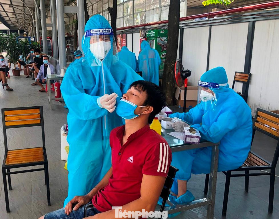 Một người dân được lấy mẫu làm xét nghiệm tại bến xe Nước Ngầm.