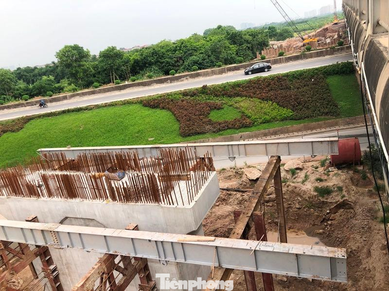 Hạng mục cầu phụ vượt đê sông Hồng phía Long Biên cũng đang thi công và sắp hoàn thành.