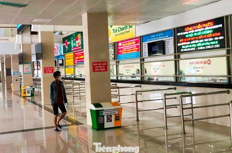 Bên trong nhà điều hành, các quầy bán vé bến Giáp Bát vắng bóng khách giao dịch.