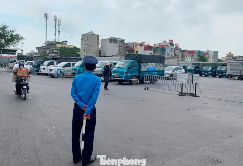 Đại diện Đội Thanh tra giao thông Hoàng Mai, Sở GTVT Hà Nội cho biết, hiện mỗi ngày có từ 500 đến 1.000 phương tiện vào bến xe Nước Ngầm test COVID. Để đảm bảo an toàn trong bến, Đội thường xuyên có lực lượng làm nhiệm vụ tại đây. Đại diện Đội Thanh tra giao thông Hoàng Mai, Sở GTVT Hà Nội cho biết, hiện mỗi ngày có từ 500 đến 1.000 phương tiện vào bến xe Nước Ngầm test COVID. Để đảm bảo an toàn trong bến, Đội thường xuyên có lực lượng làm nhiệm vụ tại đây.