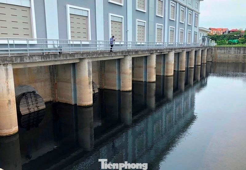 Các tổ bơm khác còn lại mặc dù luôn sẵn sàng hoạt động như không có nước chảy về trạm bơm, cửa xả luôn đóng chặt. Các tổ bơm khác còn lại mặc dù luôn sẵn sàng hoạt động như không có nước chảy về trạm bơm, cửa xả luôn đóng chặt.