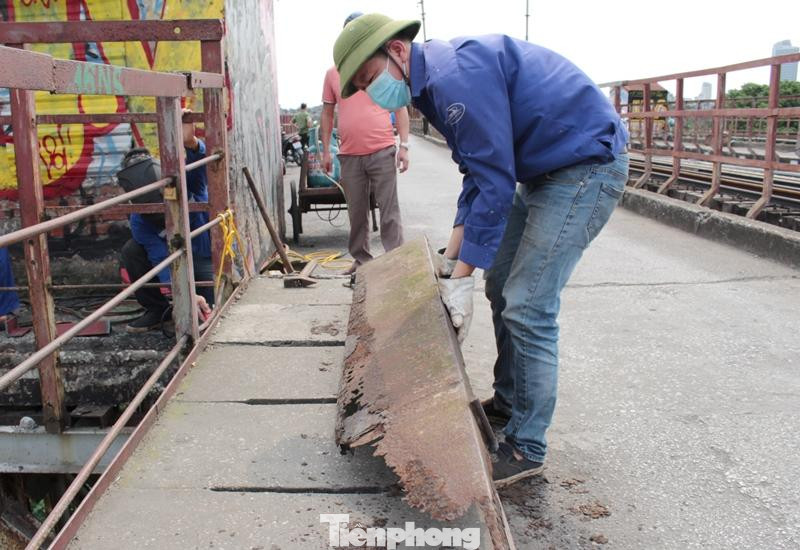 Bong ốc vít, xô lệch tà vẹt đường sắt chạy qua cầu Long Biên, Thăng Long ảnh 7