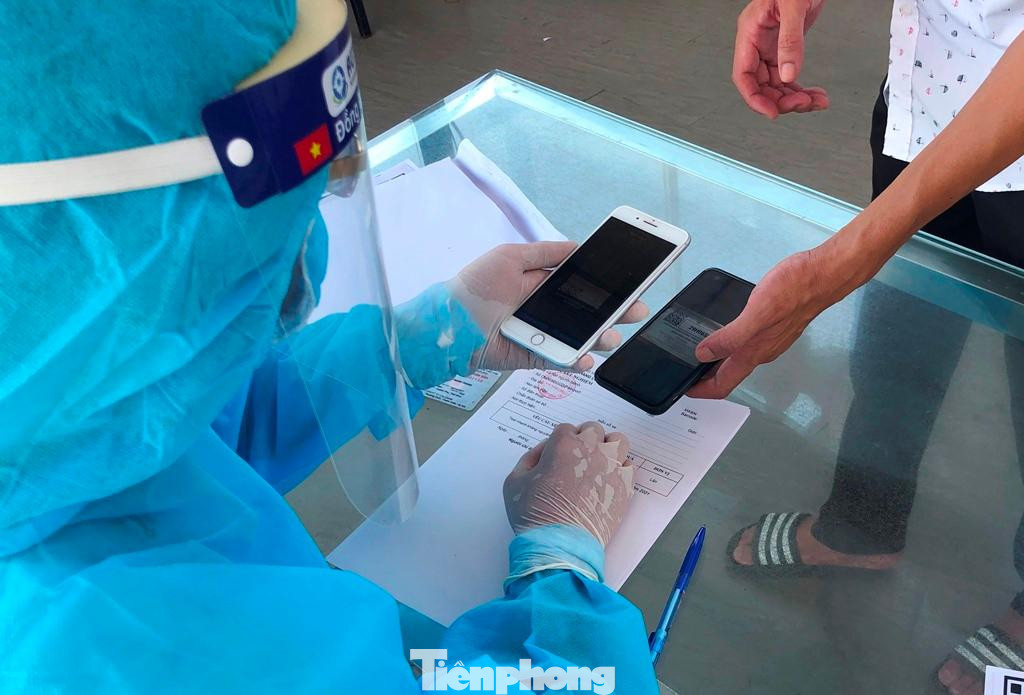 Nếu y tế quét mã QR code, thông tin tài xế và xe hiện trên hệ thống mã luồng xanh quốc gia, tài xế sẽ nhanh chóng được làm xét nghiệm.