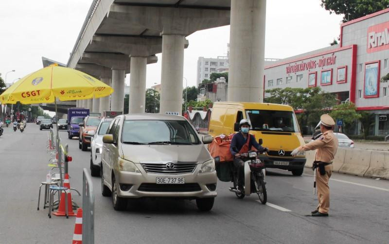 CSGT dừng kiểm tra xe cá nhân và xe ô tô chở hàng đi vào vùng đỏ.