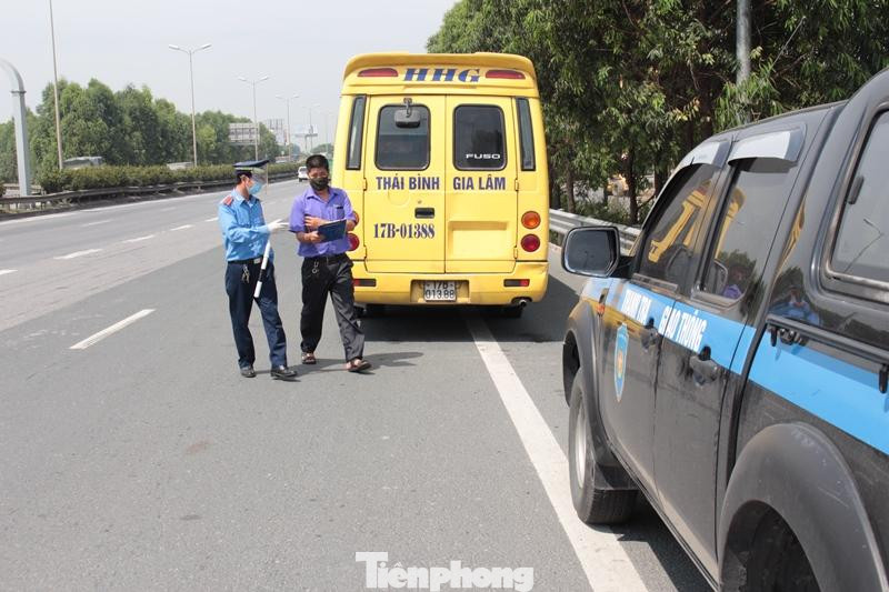 Tại chốt trực hướng cầu Thanh Trì về trung tâm Hà Nội, tổ công tác của TTGT Hà Nội tại đây cũng kiểm tra nhiều xe khách lưu thông theo hướng QL5 - trung tâm Hà Nội. Tại chốt trực hướng cầu Thanh Trì về trung tâm Hà Nội, tổ công tác của TTGT Hà Nội tại đây cũng kiểm tra nhiều xe khách lưu thông theo hướng QL5 - trung tâm Hà Nội.
