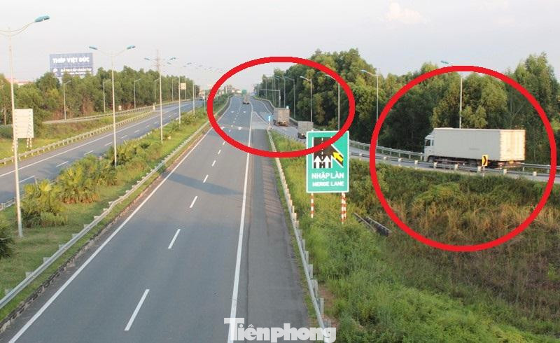 Theo VEC, do chưa áp dụng công nghệ nên thu phí trên cao tốc Nội Bài - Lào Cai vẫn thu tiền mặt, việc này khiến xe phải đi vòng khi trạm Km6 Hà Nội dừng hoạt động. Ảnh: X.H