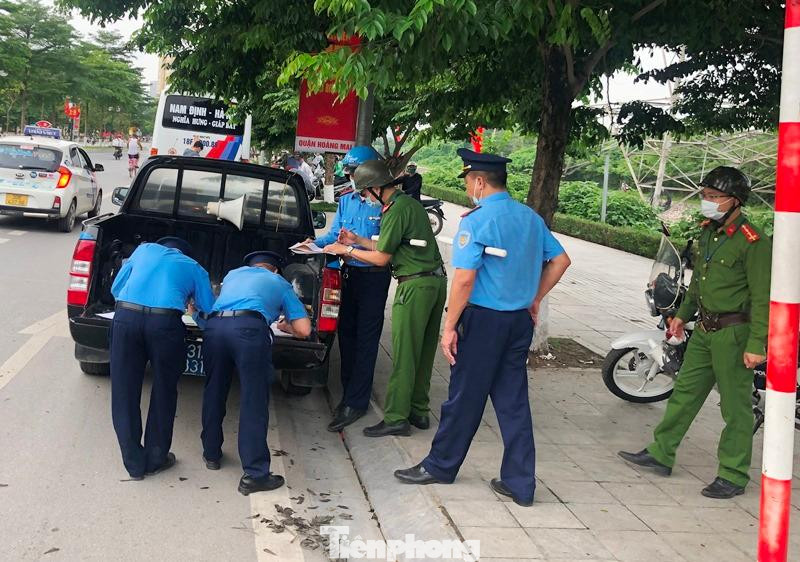 Thanh tra giao thông và Cảnh sát trật tự cùng phối hợp để đón bắt và xử lý vi phạm xe khách nhồi nhét.