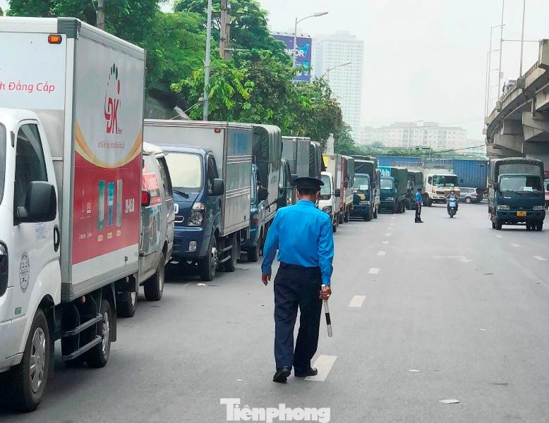 Nhiều hôm lượng xe đông, việc xếp hàng để được vào bến kéo dài ra tận nút giao Pháp Vân - Giải Phóng. Nhiều hôm lượng xe đông, việc xếp hàng để được vào bến kéo dài ra tận nút giao Pháp Vân - Giải Phóng.