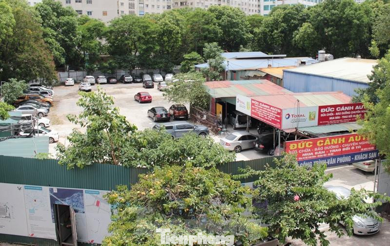 Đối diện bãi xe Hùng Hậu là bãi trông xe Đức Cảnh Auto. Dưới biển hiệu sửa chữa nhưng bên trong bãi xe này nhận rất nhiều ô tô con để trông đêm ngày.