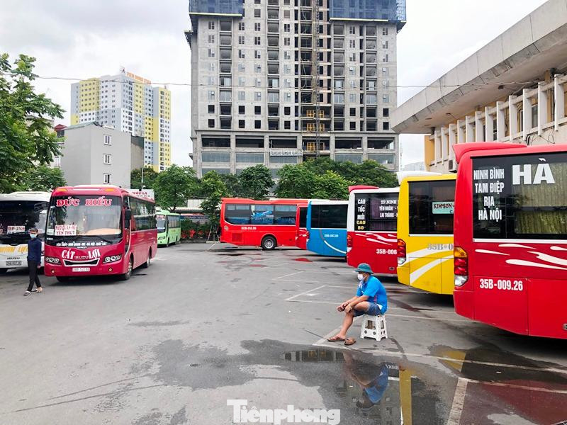 Với khoảng 800 lượt xe xuất bến/ngày, nhưng từ ngày 1/5 đến nay, lượng xe vào bến Giáp Bát hoạt động giảm đến 80%. Nhiều phụ xe hàng ngày thường bận bịu đón, hướng dẫn khách lên xuống, nay chỉ đứng, ngồi một chỗ nhìn xa xăm.