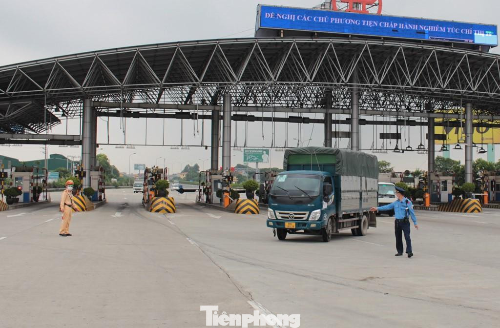 Cùng với kiểm tra, giải quyết cho hàng trăm xe cá nhân tại chốt, trong ngày 10/8, liên ngành CSGT, Thanh tra giao thông tại trạm thu phí Pháp Vân - Cầu Giẽ cũng đã kiểm tra, yêu cầu quay đầu hàng chục xe tải bị phát hiện không đủ giấy tờ. Cùng với kiểm tra, giải quyết cho hàng trăm xe cá nhân tại chốt, trong ngày 10/8, liên ngành CSGT, Thanh tra giao thông tại trạm thu phí Pháp Vân - Cầu Giẽ cũng đã kiểm tra, yêu cầu quay đầu hàng chục xe tải bị phát hiện không đủ giấy tờ.