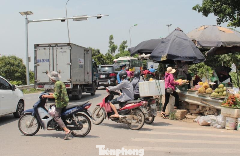 Tại cầu Mai Lĩnh, thời điểm TTGT Hà Đông có mặt, giao thông tại đây đang bị ùn ứ, tổ công tác do ông Tưởng Đỗ Hiển, Đội phó Đội TTGT Hà Đông phụ trách đã giải tỏa hàng quán lấn chiếm hai bên đường dẫn lên cầu.