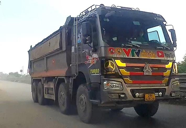 Thay vì có giấy phép ra đường trong thời gian thành phố giãn cách, hầu hết các xe này đều có lô gô nhận diện riêng. Nhờ vậy khi chạy trên đường và qua một số chốt kiểm soát, trong đó có chốt Cầu Giẽ chiều 18/8, thay vì xuống xuất trình giấy tờ, một số tài xế cứ thế cho xe vòng qua chốt mà không hề gặp trở ngại gì.