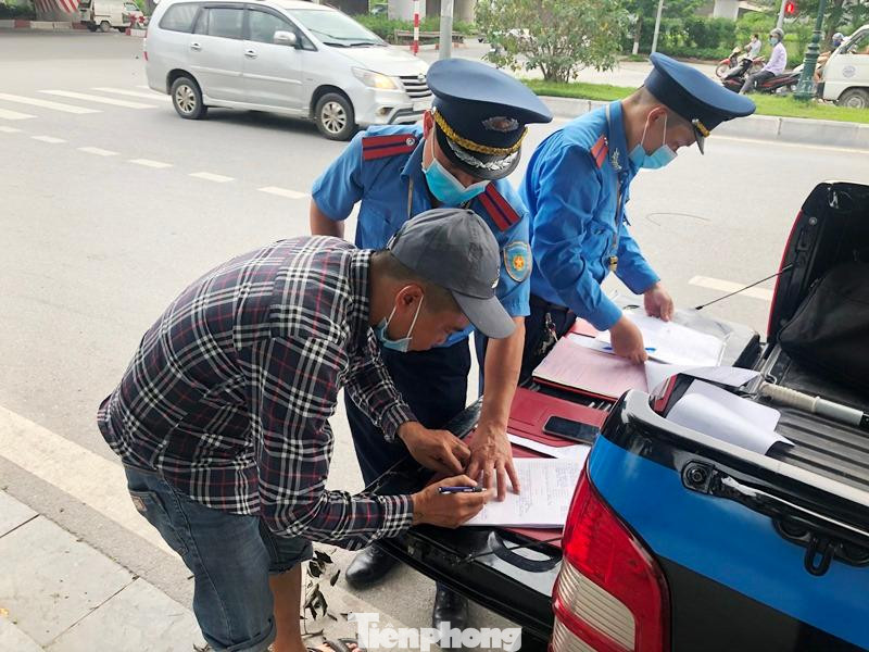 Đại diện nhà xe 18F-00088 là HTX vận tải đường bộ Quỹ Nhất (áo kẻ) đã thừa nhận hành vi và ký vào biên bản vi phạm.