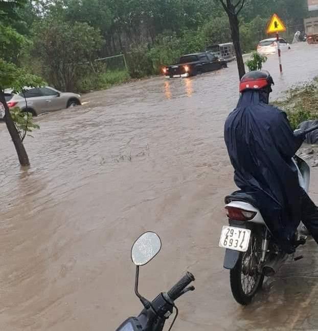 Ngập nặng khiên nhiều người tham gia giao thông bằng xe máy trên một số tuyến đường Hà Nội tại Bắc Từ Liêm, Thạch Thất, Hà Đông phải đứng chờ nước rút mới lưu thông tiếp.