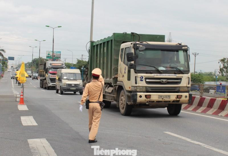Với chiều vào nội thành Hà Nội (theo hướng Mai Dịch), ngoài xe cá nhân, tại đây có rất nhiều xe chở hàng, thậm chí xe tải công trường được cấp giấy luồng xanh hoạt động.