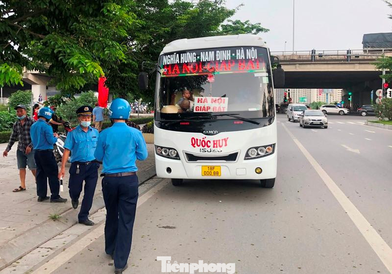 Chiều 3/5 trong khi đang phối hợp tuần tra, đảm bảo giao thông tại nút Pháp Vân - cao tốc Pháp Vân - Cầu Giẽ, tổ công tác liên ngành Thanh tra giao thông - Cảnh sát trật tự trên địa bàn Hoàng Mai đã nhận được tin báo của người dân về một xe khách nhồi nhét, tổ công tác đã tổ chức đón chặn.