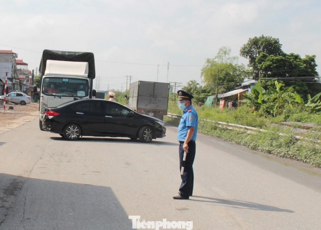 Tại chốt Quán Gánh (Quốc lộ 1, huyện Thường Tín), sáng nay có rất đông người và phương tiện đi vào vùng đỏ. Với các trường hợp giấy đi đường không rõ ràng, hết hiệu lực hoặc không có giấy, lực lượng chức năng yêu cầu quay đầu.