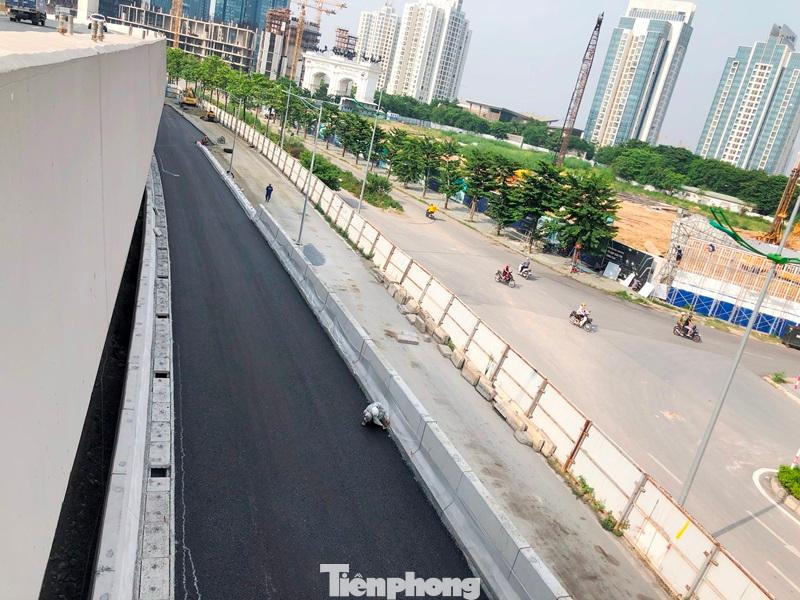 Ngoài 5.300 tỷ đồng đầu tư cho dự án, để có mặt bằng thi công đường trên cao đoạn Mai Dịch - cầu Thăng Long, thành phố Hà Nội cũng đã chi ngân sách hơn 3.100 tỷ đồng để giải phóng mặt bằng, mở rộng lòng đường bên dưới.