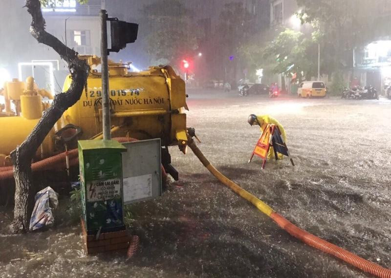 Cty Thoát nước Hà Nội huy động máy móc hỗ trợ tiêu úng trên phố Bà Triệu