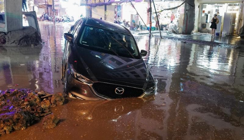 Thậm chí nhiều hố ga thi công dang dở không được cảnh báo, khi nước ngập một số ô tô, xe máy đã sa vào các miệng hố ga này. Sự việc vừa gây hư hỏng phương tiện, vừa gây tâm lý bất an, hoang mang cho người tham gia giao thông.