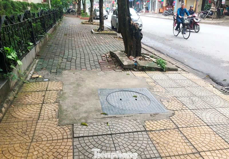 Vỉa hè phố Tô Hiệu, Hà Đông cũng đang nham nhở, thiếu đồng bộ giữa lát gạch và lát đá. Vỉa hè phố Tô Hiệu, Hà Đông cũng đang nham nhở, thiếu đồng bộ giữa lát gạch và lát đá.