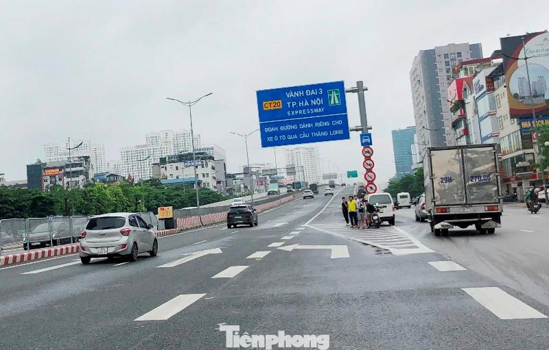 Từ 6h sáng nay, tuyến đường trên cao Vành đai 3 đoạn Mai Dịch - cầu Thăng Long các phương tiện đã đi lại bình thường.