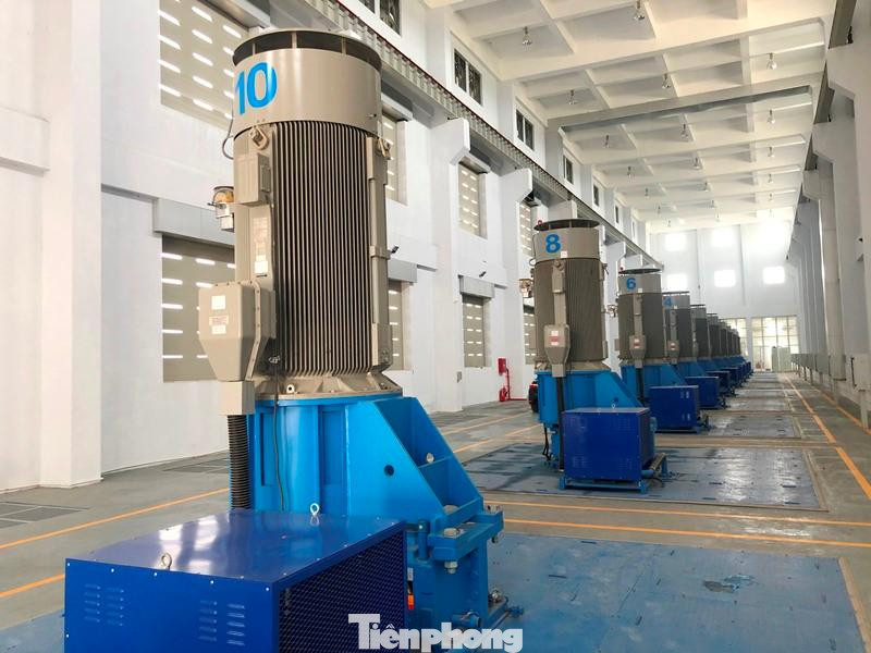 Đường ngập nhưng trạm bơm Yên Nghĩa với 10 tổ máy, trong 3 mùa mưa qua, thời điểm nhà máy hoạt động nhiều nhất là 3 tổ máy bơm. Đường ngập nhưng trạm bơm Yên Nghĩa với 10 tổ máy, trong 3 mùa mưa qua, thời điểm nhà máy hoạt động nhiều nhất là 3 tổ máy bơm.