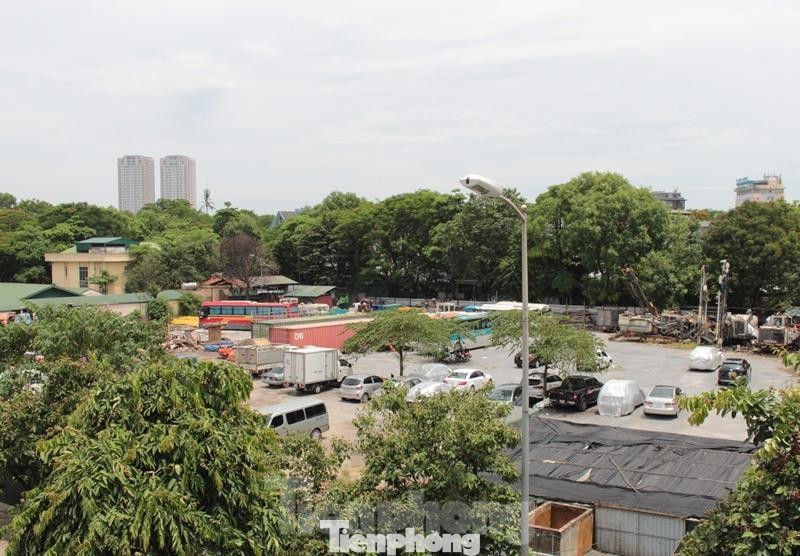 Trước việc trông và đỗ xe dịch vụ nhưng không có phép đoàn công tác đã yêu cầu đại diện chủ bãi xe phải di dời toàn bộ xe đang có trong bãi, chấm dứt hoạt động trông giữ xe.