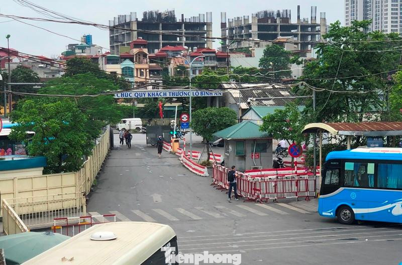 Hai ngày qua, khu vực cổng ra của bến Giáp Bát, vắng lặng.