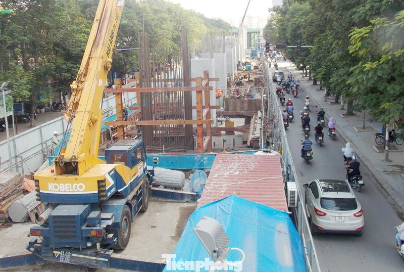 Quy định lâu nay của UBND thành phố Hà Nội chỉ cho phép các công trình dự án giao thông trên đường chỉ được phép thi công vào ban đêm, thời gian bắt đầu từ 21h đến 6h sáng hôm sau. Tuy nhiên theo ghi nhận của PV Tiền Phong những ngày qua, hiện trên địa bàn thành phố đã có hàng chục dự án thuộc dạng cấp bách, trọng điểm đang được phép thi công vào cả ban ngày. Tại dự án đường hầm chui Lê Văn Lương, thay vì chỉ thi công vào ban đêm hiện nay dự án đã thi công cả ban ngày. Trước đó, thời điểm tháng 5, việc thi công tại đây rất khó khăn do mật độ phương tiện tại nút giao Lê Văn Lương - Vành đai 3 rất lớn, thường xuyên xảy ra ùn tắc vào giờ cao điểm. Dự án trọng điểm đường sắt đô thị Nhổn - ga Hà Nội cũng đang được thi công ban ngày. Nếu được thi công liên tục, Ban quản lý đường sắt đô thị Hà Nội cho biết, sẽ đảm bảo được tiến độ vận hành các đoàn tàu vào cuối năm nay, khai thác trong năm 2022. Ngoài tăng năng lực cho vận tải công cộng, việc hoàn thành các dự án đường sắt đô thị còn có vai trò giảm ùn tắc, hiện đại hóa hạ tầng giao thông Hà Nội. Công trường dự án cầu Vĩnh Tuy giai đoan 2 cũng đang được thi công vào ban ngày. Việc hoàn thành sớm dự án sẽ giảm tải cho cầu Vĩnh Tuy giai đoạn 2 đang có lưu lượng vượt nhiều lần thiết kế. Công trường cầu sắt vượt hồ Linh Đàm (cầu vượt bổ sung dành riêng cho xe máy tại dự án cầu cạn vượt hồ Linh Đàm) thi công vào ban ngày đẩy nhanh tiến độ. Nếu được đẩy nhanh thi công, cầu vượt sắt hồ Linh Đàm sẽ hoàn thành vào tháng 12 năm nay. Công trường dự án đường Vành đai 2 trên cao và mở rộng mặt đường dưới thấp cũng đang được thi công vào ban ngày trong phạm vi hàng rào. Trước đó, do mật độ phương tiện lớn, việc quây rào dự án trên diện rộng đã khiến đường Đại La - Minh Khai thường xuyên ùn tắc.