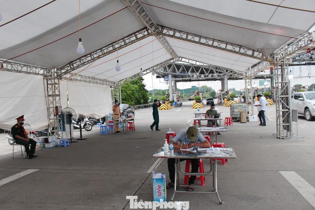 Do xe chở hàng hầu hết có giấy "luồng xanh" (không kiểm tra) nên lái xe qua chốt không phải xuống khai báo, nhưng ngày hôm qua 2 khu lán trực tại trạm BOT Pháp Vân - Cầu Giẽ đã phải kê bàn để người đi xe cá nhân vào khai báo y tế, trình thủ tục giấy tờ. Do xe chở hàng hầu hết có giấy "luồng xanh" (không kiểm tra) nên lái xe qua chốt không phải xuống khai báo, nhưng ngày hôm qua 2 khu lán trực tại trạm BOT Pháp Vân - Cầu Giẽ đã phải kê bàn để người đi xe cá nhân vào khai báo y tế, trình thủ tục giấy tờ.
