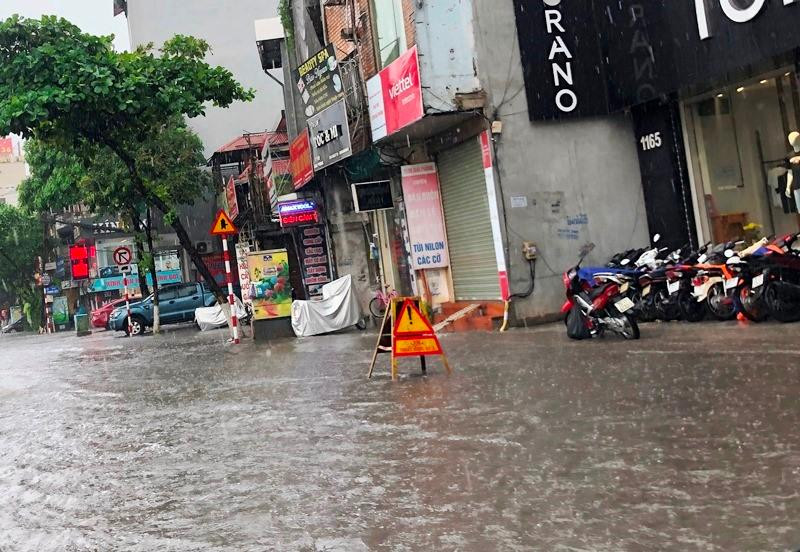 Ngập đã khiến nhiều tuyến phố Hà Nội bị phong tỏa giao thông đi lại sáng nay, tại các vị trí ngập sâu Cty Thoát nước Hà Nội đã phải dùng biển báo nguy hiểm để cảnh báo phương tiện qua lại