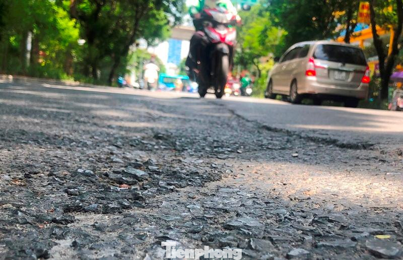 Công trình hiện đang thi công theo tiến độ cấp phép của Sở Giao thông vận tải Hà Nội nên một số đoạn việc thảm mịn mặt đường chưa thực hiện. Công trình hiện đang thi công theo tiến độ cấp phép của Sở Giao thông vận tải Hà Nội nên một số đoạn việc thảm mịn mặt đường chưa thực hiện.