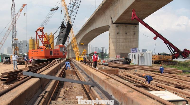 Cầu Vĩnh Tuy 2 được xây dựng ngay cạnh cầu Vĩnh Tuy giai đoạn 1. Tại công trường dự án công nhân, kỹ sư đang thi công cả ngày và đêm (3 ca) để đảm bảo tiến độ.