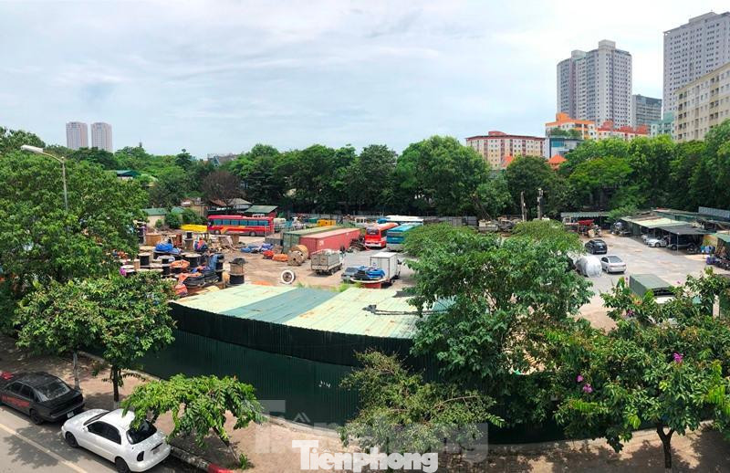 Ngày 28/6, phường Hoàng Liệt và Công an phối hợp với Thanh tra giao thông, Sở GTVT Hà Nội đi cưỡng chế các bãi trông xe không phép tại xung quanh tòa nhà VP6 (khu vực từng xảy ra vụ tạt sơn bẩn vào xe taxi hãng G7).