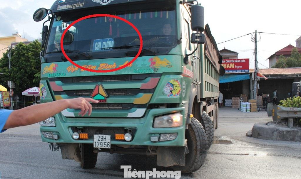 Xe hồ vồ BKS 29-19756 qua chốt không phép nhưng có lô gô "Chí Cường"