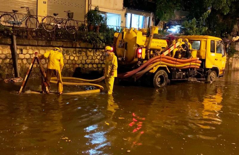 Dùng máy bơm hút trợ lực để tăng khả năng tiêu thoát nước trên phố Phùng Hưng tối 22/6