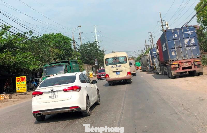 Trên đường 70, nhiều quán cơm dựng biển trên vỉa hè, khi xe tải, container dừng xe vào các quán này, lấn chiếm lòng đường, gây ùn tắc.