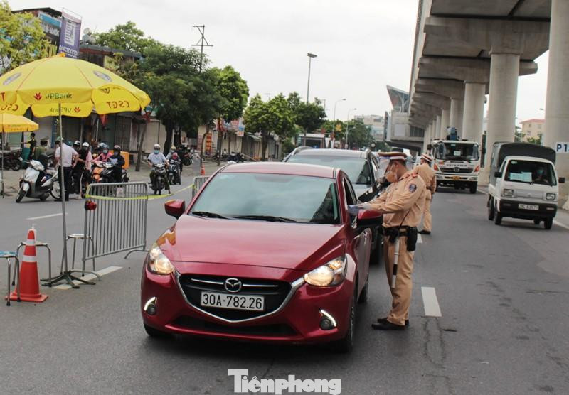 Tại chốt Cầu Diễn, hôm nay chốt trực chia thành các lớp kiểm tra phương tiện khác nhau: ô tô, xe máy, xe luồng xanh... nên tránh được việc dồn cục, ùn ứ phương tiện.