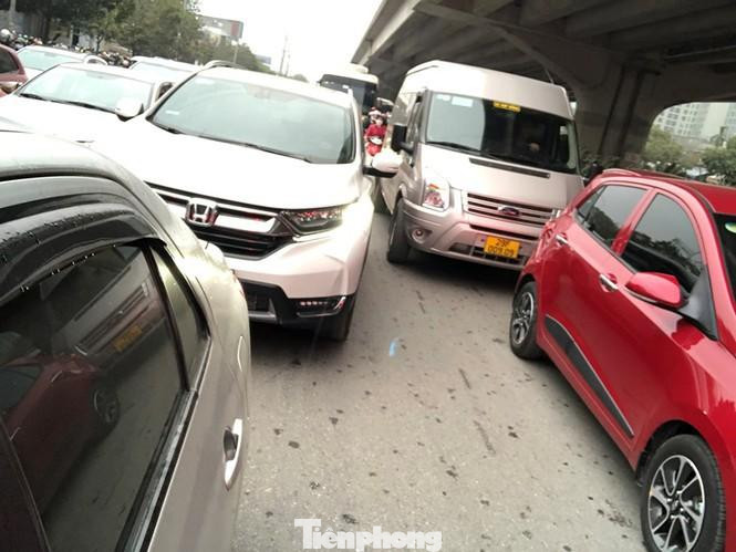 Chiều Lin Đàm đi Thanh Xuân đông phương tiện hơn hướng Hà Đông lên (hướng này có hầm chui) nhưng đèn đỏ tại nút Thanh Xuân hướng Linh Đàm - Thanh Xuân đang để hơn 100 giây. Chiều Lin Đàm đi Thanh Xuân đông phương tiện hơn hướng Hà Đông lên (hướng này có hầm chui) nhưng đèn đỏ tại nút Thanh Xuân hướng Linh Đàm - Thanh Xuân đang để hơn 100 giây.