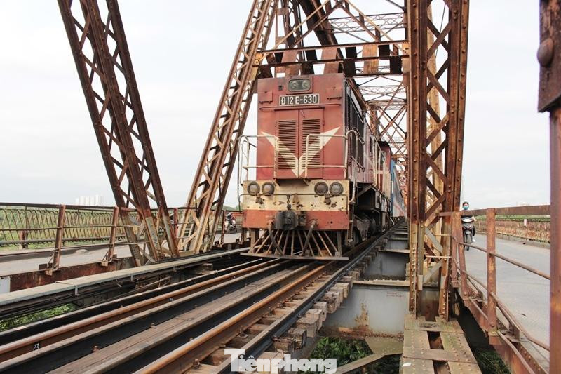 Trên cầu Long Biên và Thăng Long, hàng ngày đang có hàng trăm chuyến tàu vận chuyển khách và hàng, tuy nhiên do đang bị Bộ GTVT "găm" nguồn kinh phí bảo trì năm 2021, mục đích là muốn chuyển qua khâu trung gian là Cục Đường sắt (các năm vừa qua là chuyển thẳng cho ngành Đường sắt) khiến toàn bộ hệ thống đảm bảo an toàn chạy tàu như đường ray, tà vẹt, hệ thống hạ tầng trên cầu không được sửa chữa theo định kỳ. Về việc này, sau khi Chính phủ yêu cầu, Bộ Tư pháp đã có ý kiến đánh giá: Bộ GTVT làm vậy là trái quy định. Tuy nhiên đến nay Bộ GTVT vẫn "chưa nhả" nguồn vốn này.