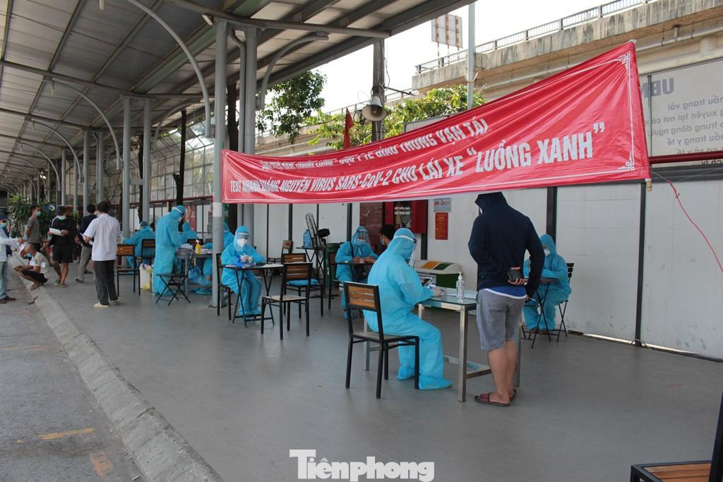 Đơn vị được giao test nhanh COVID-19 tại đây là Bệnh viện Thăng Long. Mỗi ngày bệnh viện đang bố trí gần 10 y tá, bác sỹ để test nhanh COVID cho người dân, lái xe.