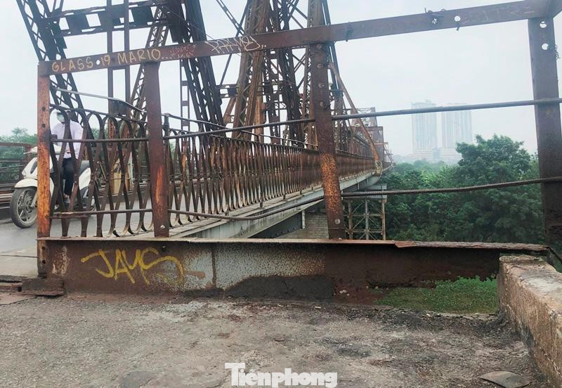 Cùng với đó, hệ thống lan can, bờ rào sắt đảm bảo an toàn cho giao thông trên cầu cũng hoen ghỉ, cong vênh, gãy đứt...