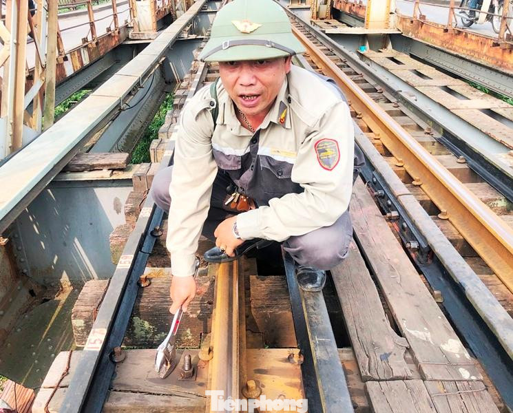 Anh Khảo cho biết, thông thường với những hiện tượng hư hỏng nhỏ, anh thường đánh dấu sau đó báo cho Cty cử tổ kỹ thuật đến xử lý. Nhưng do cầu đường sắt Long Biên đã nhiều năm tuổi nên các sự cố về lỏng, bong ốc vít, xô lệch tà vẹt, ván đệm... cần được xử lý ngay.