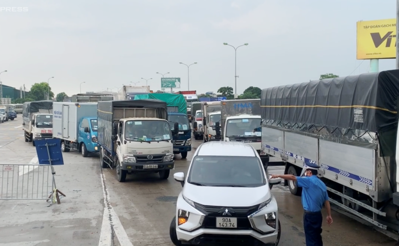 Ùn tắc tại trạm thu phí cao tốc Pháp Vân - Cầu Giẽ những ngày qua.