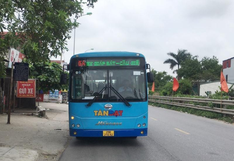 Xe buýt của Trung tâm Tân Đạt - Transerco chạy trên QL1A để tiếp cận các huyện Thường Tín, Phú Xuyên.