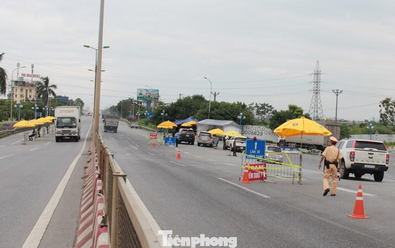 Tại chốt trực khu vực cầu Thăng Long, liên ngành Cảnh sát - Thanh tra giao thông đã lập chốt kiểm soát phương tiện vào nội thành và ra ngoại thành.